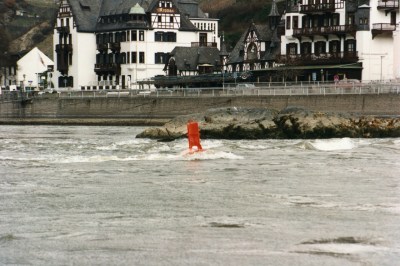 Rhein virtaa Lorshin mutkissa