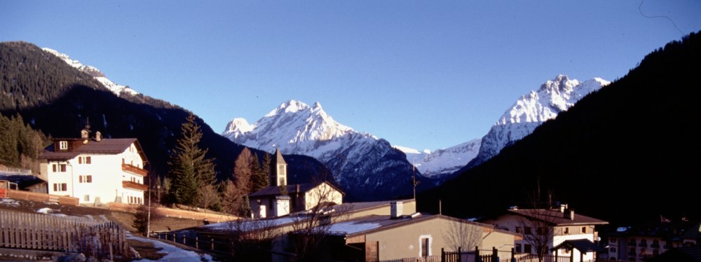 canazei iltaauringossa näkymä itään