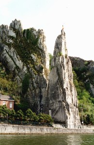 Ardennit kohoavat Maas joesta