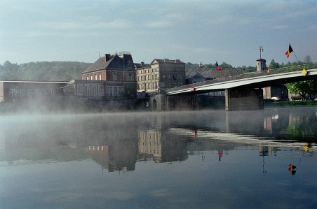 Meuse aamulla Ranskan ja Belgian rajalla Givet