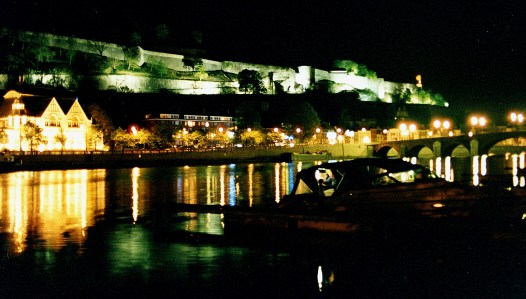 Namur linnan linnanmuurin alla yksinäinen vene