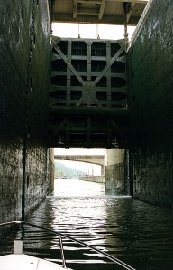 Peloittavan näköisiä laitoksia