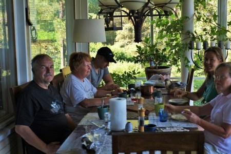 Miehistö päivällisellä kotona